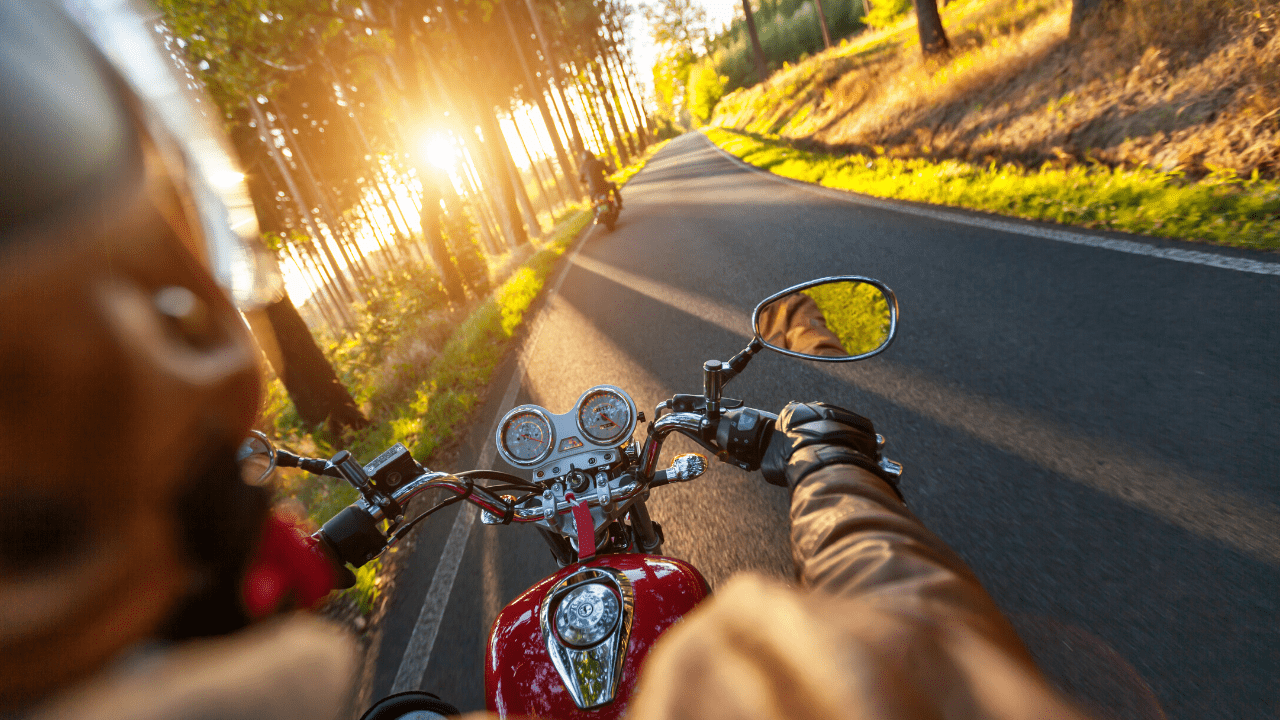 Quais são os perigos de viajar de moto
