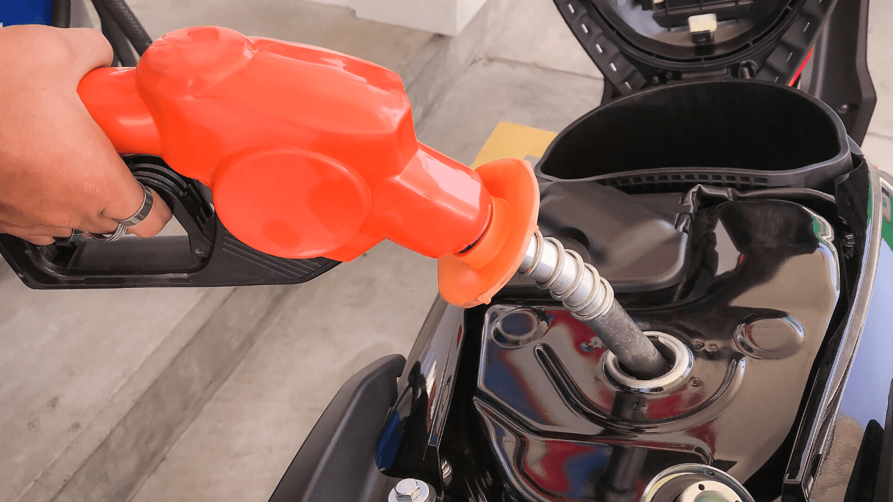 como economizar gasolina na moto