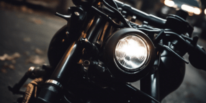 Como trocar a lâmpada do farol da moto